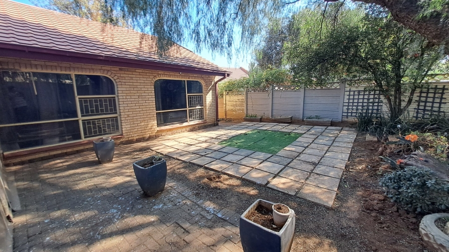 4 Bedroom Property for Sale in Pellissier Free State